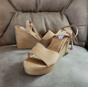 BNWT Steve Madden Wedge Sandals, size 11, Camel Color